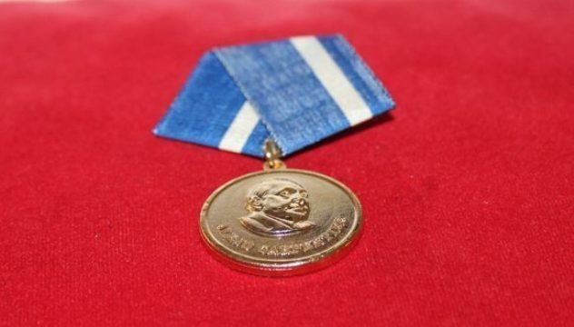 Otorgan a reconocidos intelectuales y artistas cubanos la Medalla Alejo Carpentier