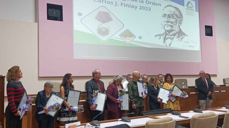 Cuba condecora con Orden Carlos J. Finlay a destacados científicos