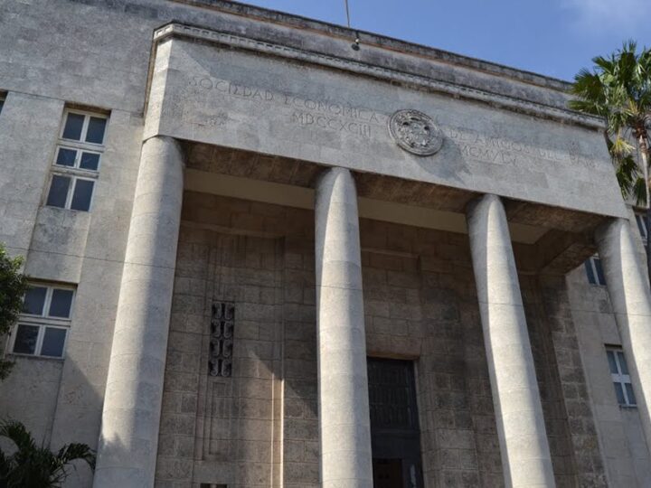 Conferencia Campaña de Alfabetización: su impronta martiana y fidelista, en Sociedad Económica de Amigos del País