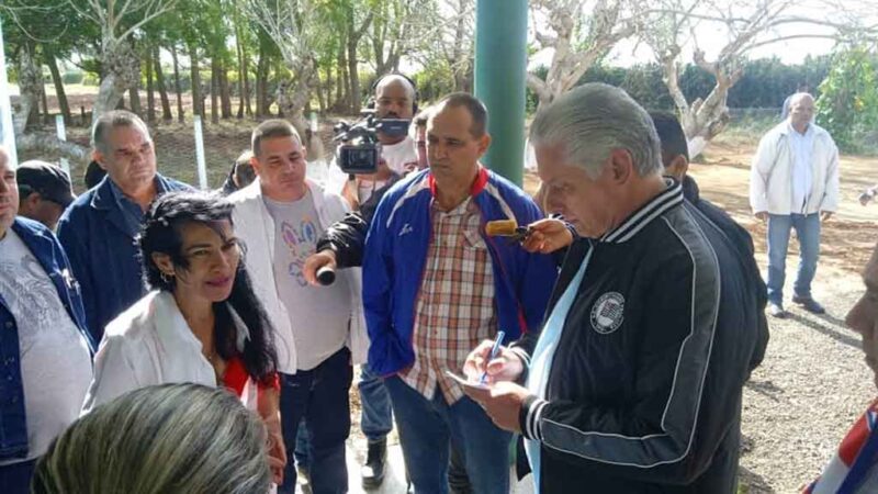 Retoma Díaz-Canel recorridos por municipios de Cuba