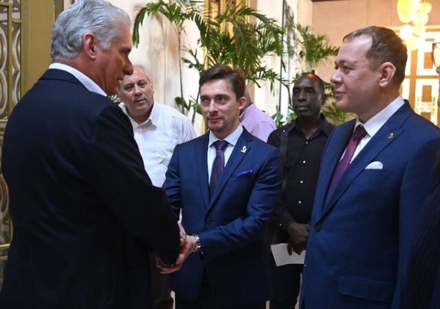 Presidente cubano acoge en La Habana a creadores de monumento a Fidel