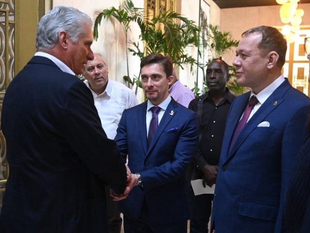 Presidente cubano acoge en La Habana a creadores de monumento a Fidel