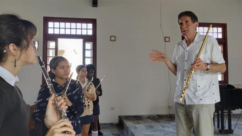 Prestigioso flautista alemán imparte clases en Cuba