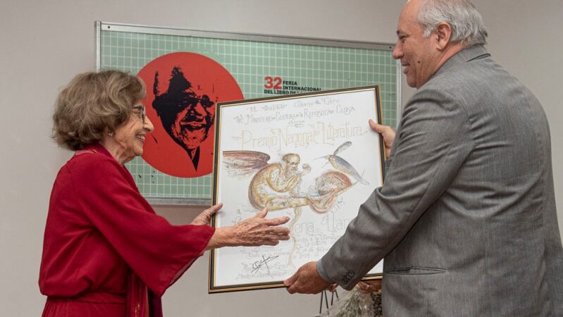 Recibe María Elena Llana el Premio Nacional de Literatura 2023