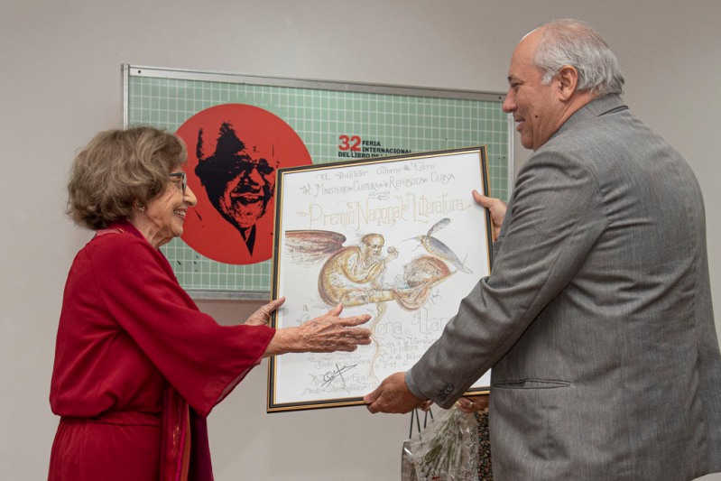 Recibe María Elena Llana el Premio Nacional de Literatura 2023