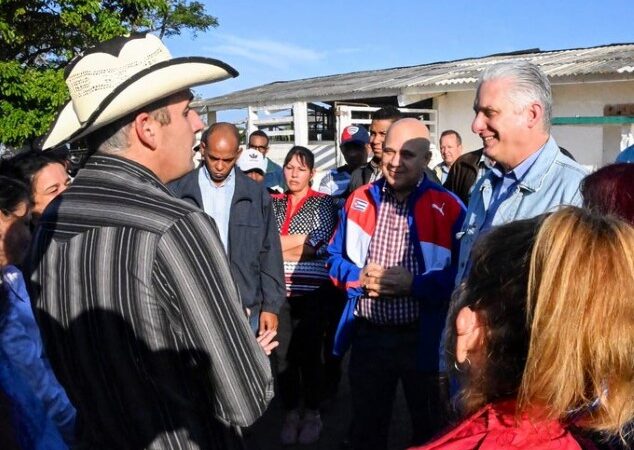 Visita presidente de Cuba centros económicos en Pinar del Río