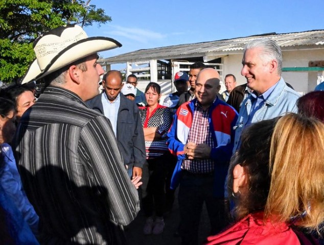Visita presidente de Cuba centros económicos en Pinar del Río