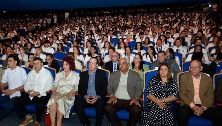 Realizan ceremonia de graduación de Doctores en Medicina