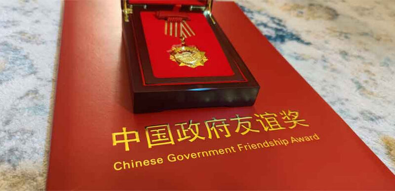 China entrega Premio de Amistad a periodista cubano y otros expertos