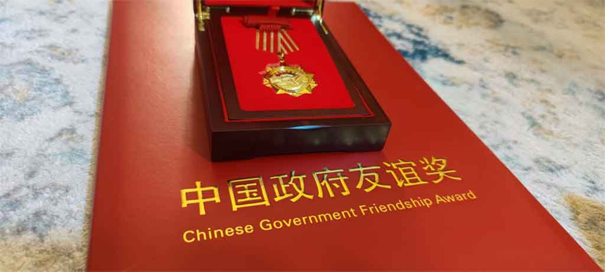 China entrega Premio de Amistad a periodista cubano y otros expertos