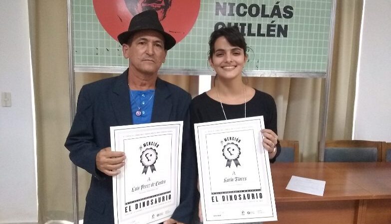 Entregan premio de minicuento El dinosaurio