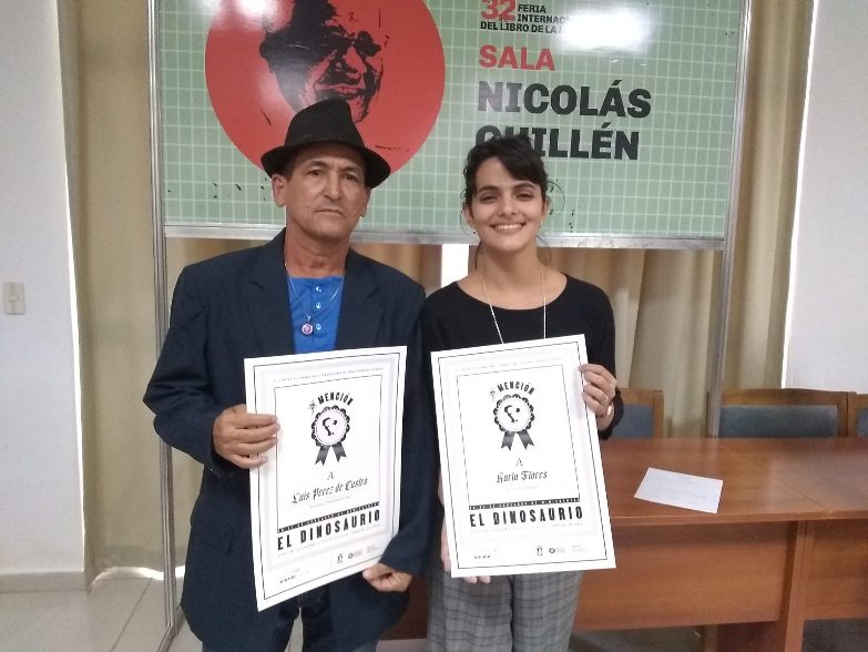 Entregan premio de minicuento El dinosaurio