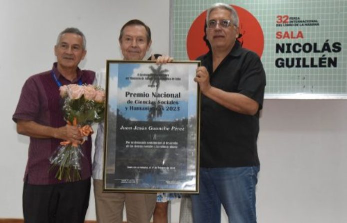 Recibe Juan Jesús Guanche Premio Nacional de Ciencias Sociales y Humanísticas 2023