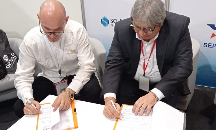 Firman convenio de colaboración el Instituto de Información y Comunicación Social y Desoft