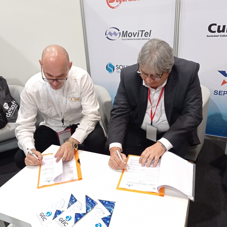 Firman convenio de colaboración el Instituto de Información y Comunicación Social y Desoft