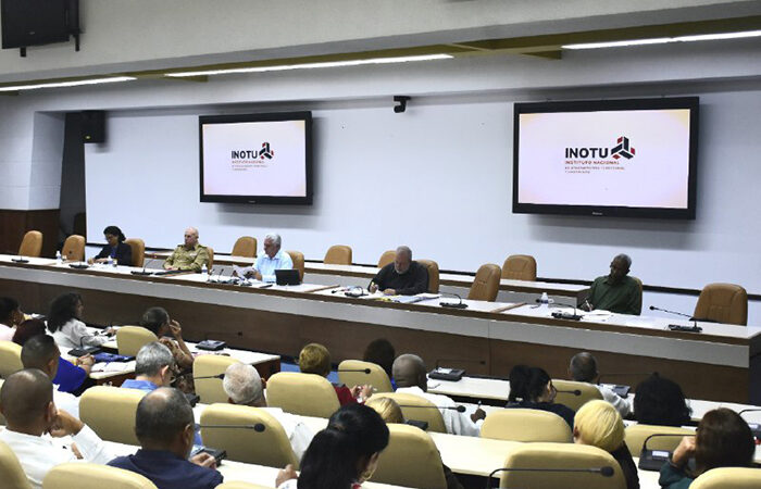 Convoca Díaz-Canel a avanzar en digitalización del ordenamiento territorial