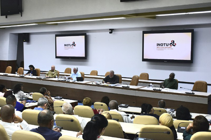 Convoca Díaz-Canel a avanzar en digitalización del ordenamiento territorial