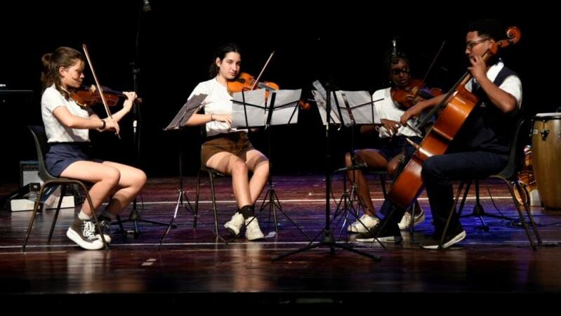 Agradecen estudiantes cubanos de música a delegación solidaria de Reino Unido