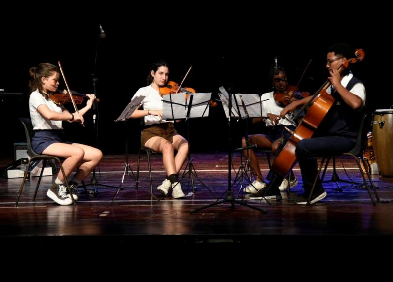 Agradecen estudiantes cubanos de música a delegación solidaria de Reino Unido