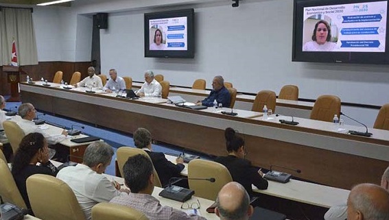 Presidente cubano reitera llamado a reanimar la economía y eliminar distorsiones