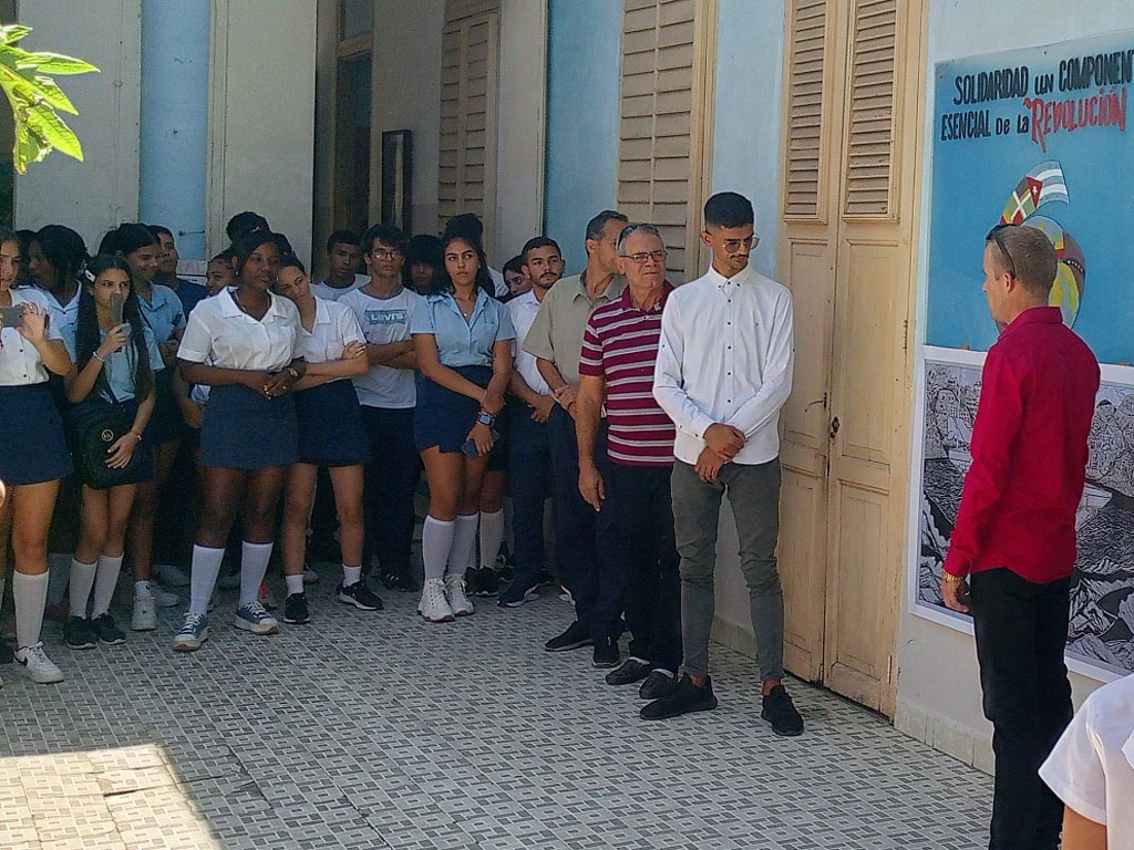 Obsequian cuadro contra la guerra a estudiante palestino en Cuba