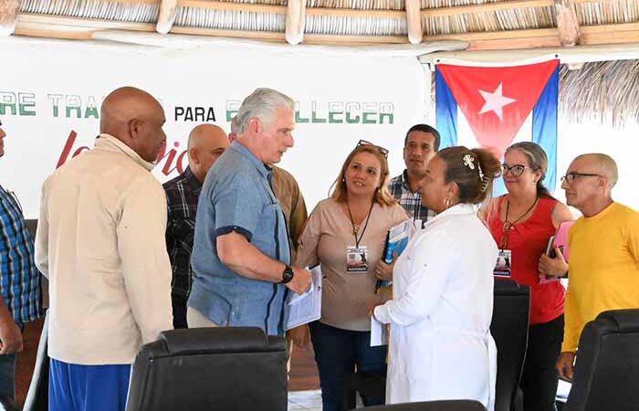 Intercambia Díaz-Canel con colectivos de trabajo en Camagüey