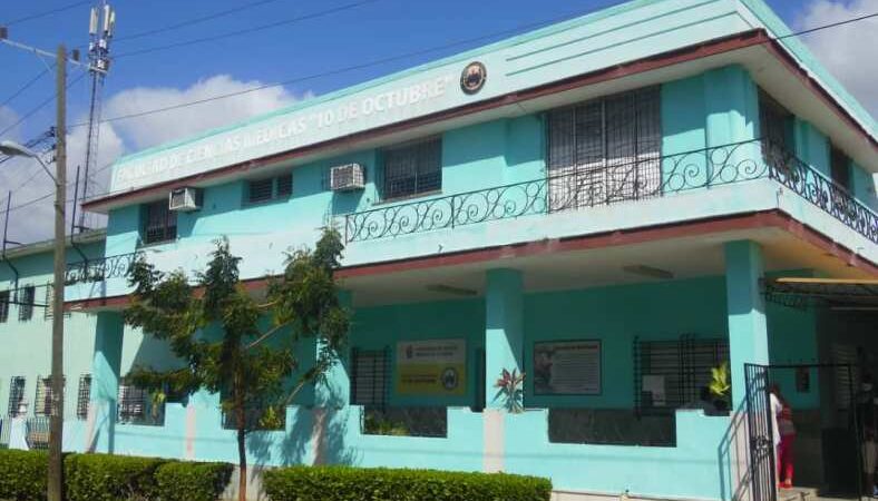 Cumplen 40 años Facultades de Ciencias Médicas Enrique Cabrera y 10 de Octubre