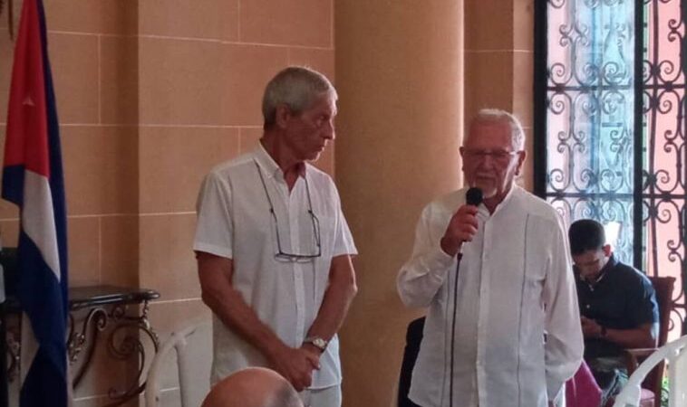 Recibe asociación francesa medalla conmemorativa Eusebio Leal