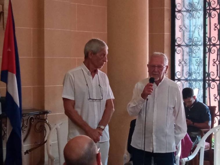 Recibe asociación francesa medalla conmemorativa Eusebio Leal