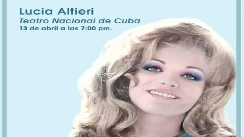 Cantante italiana Lucía Altieri en concierto de despedida de la escena