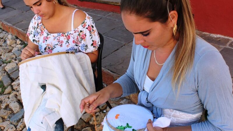 El arte de hilos, tejidos y agujas en la ciudad cubana de Trinidad