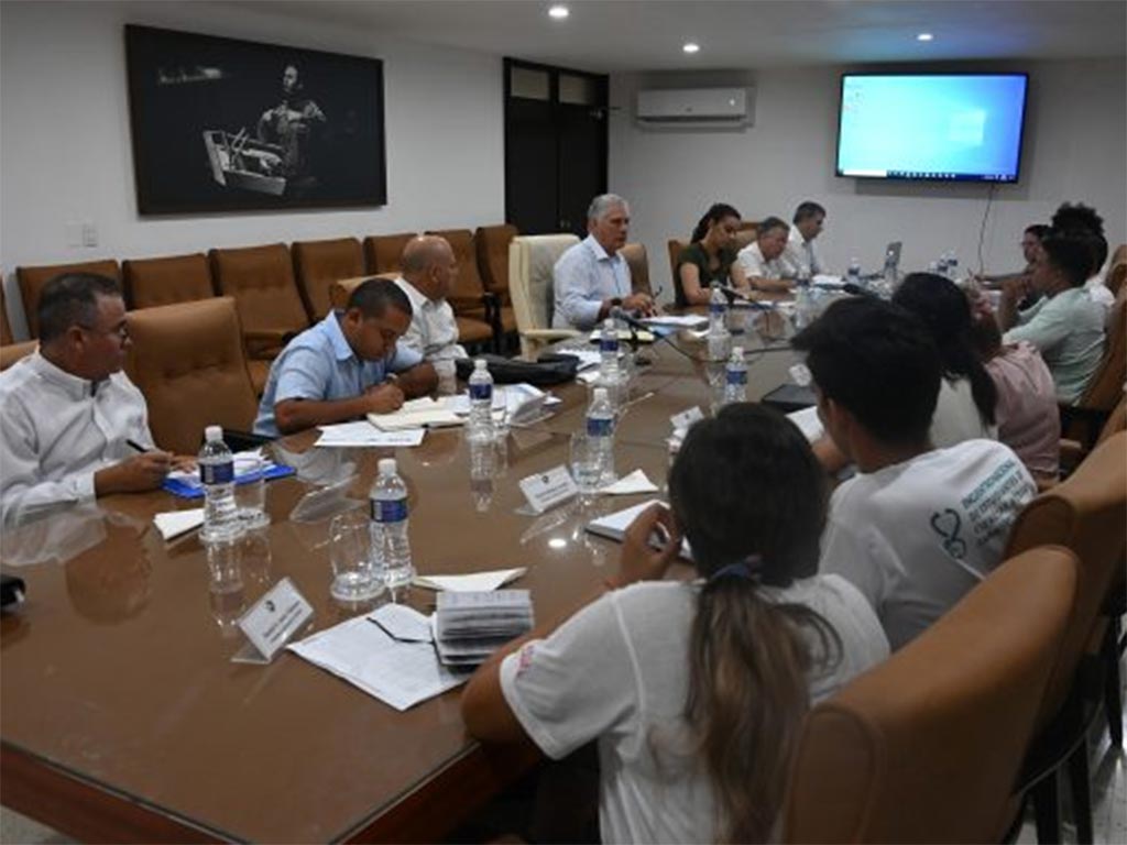 Presidente de Cuba resalta papel de los jóvenes en la sociedad