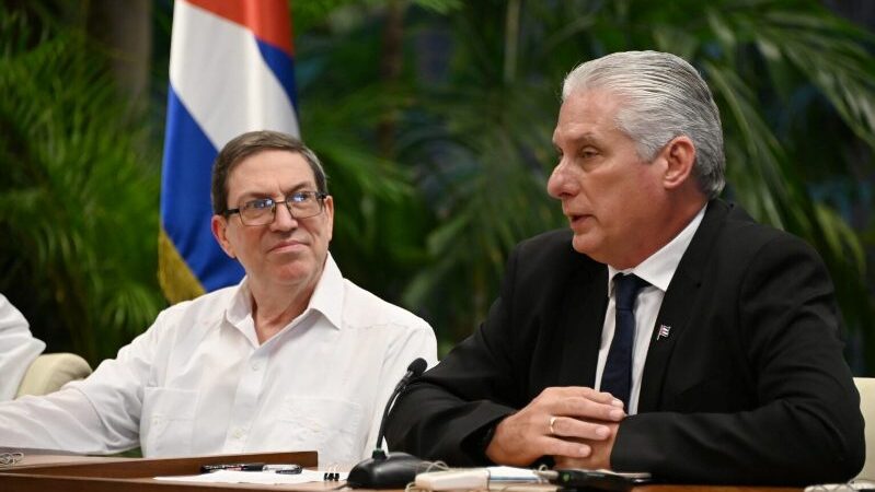 Presenta Díaz-Canel texto imprescindible y esclarecedor sobre el actual Orden Económico Internacional