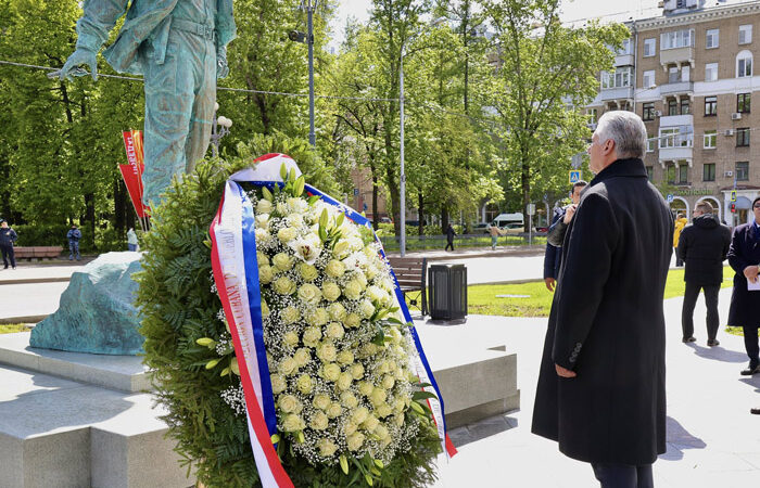 Díaz-Canel rinde homenaje a Fidel Castro en Moscú