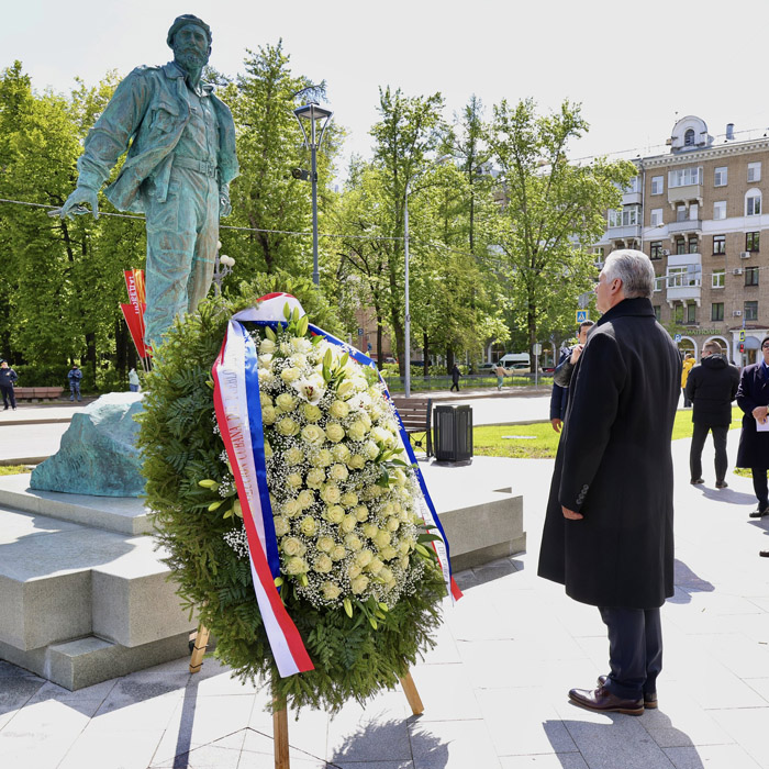 Díaz-Canel rinde homenaje a Fidel Castro en Moscú