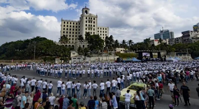 Conquistan bailadores de casino en Cuba récord nacional y mundial