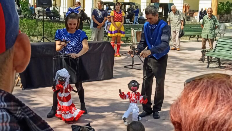 La fiesta de la poesía y los títeres comenzó en Santa Clara