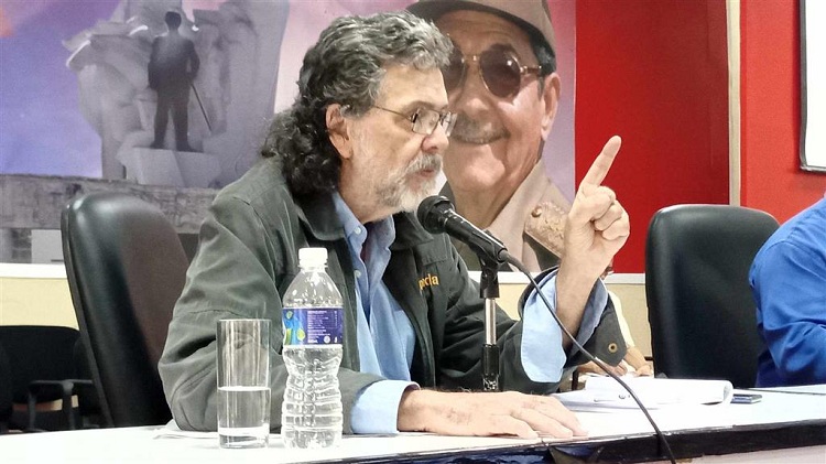 Dialogan intelectuales cubanos sobre colonización cultural