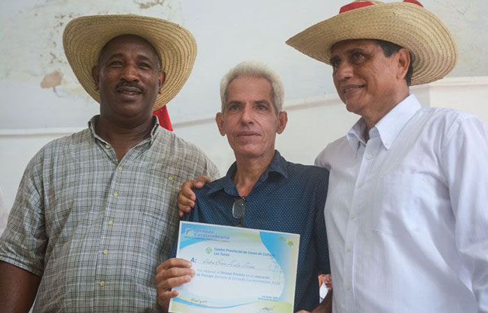 Entregan Premios del Salón de Paisaje y Décima Ilustrada en Jornada Cucalambeana