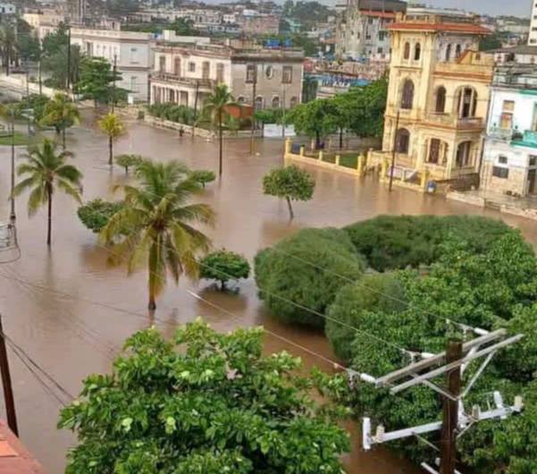 Capital de Cuba con fuertes lluvias e inundaciones