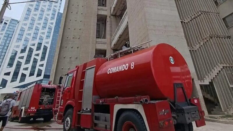 Controlado incendio en edificio Girón de la capital cubana