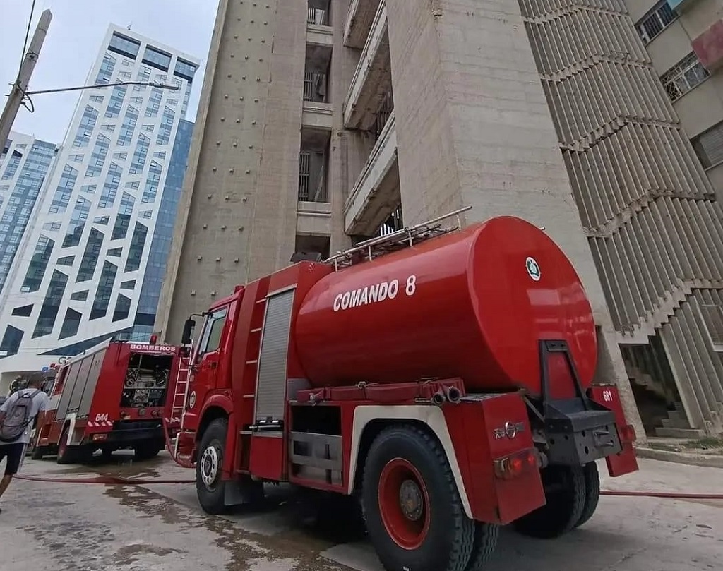 Controlado incendio en edificio Girón de la capital cubana