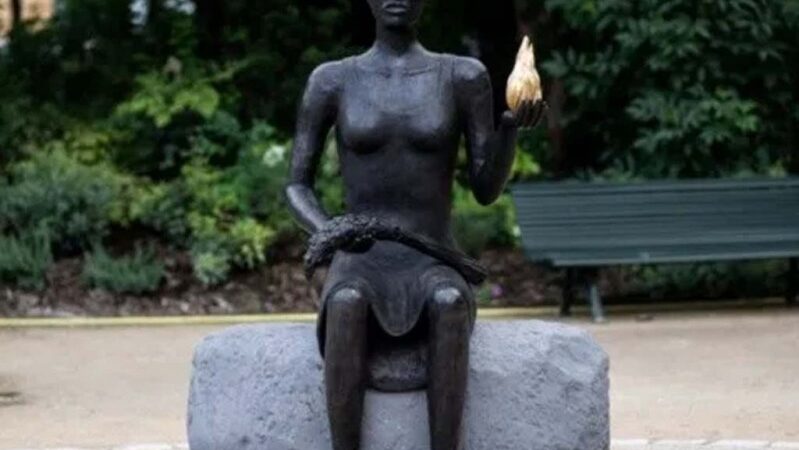 Inauguran estatua de los Juegos Olímpicos de París-2024