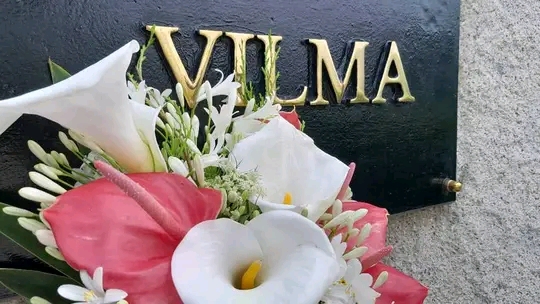 Flores para Vilma Espín en aniversario de su desaparición física