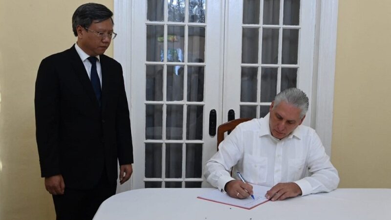 Firma Díaz-Canel libro de condolencias en embajada de Vietnam