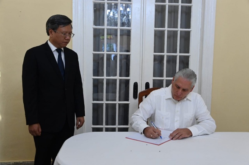 Firma Díaz-Canel libro de condolencias en embajada de Vietnam