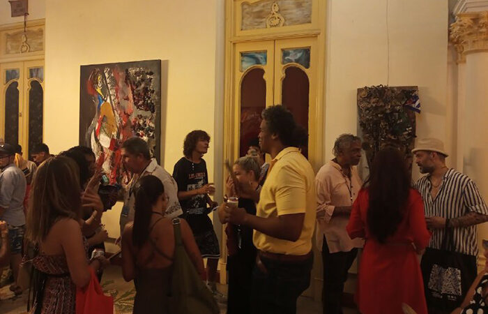 Homenajea artista Alberto Lescay a la música con la exposición Notas del tiempo