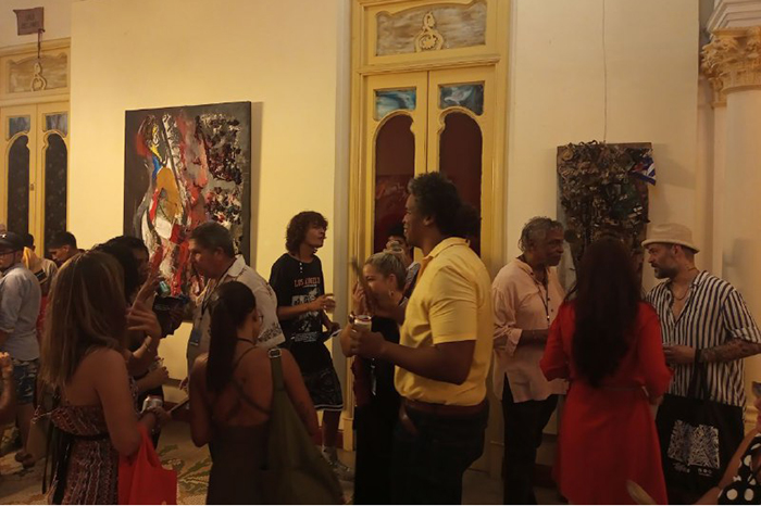 Homenajea artista Alberto Lescay a la música con la exposición Notas del tiempo