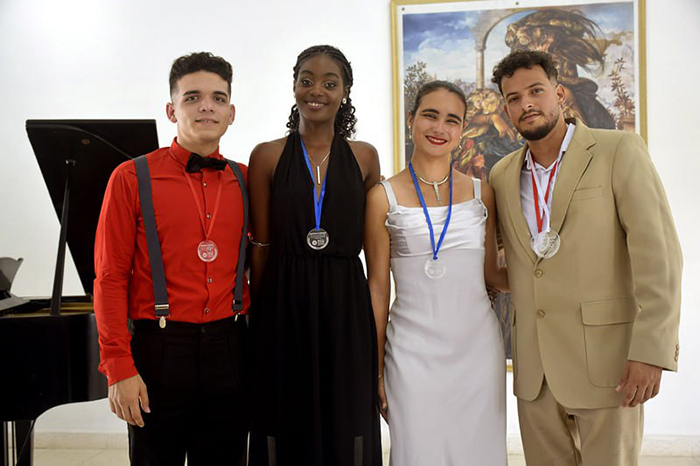 Concurso lírico y otras noticias culturales de Holguín