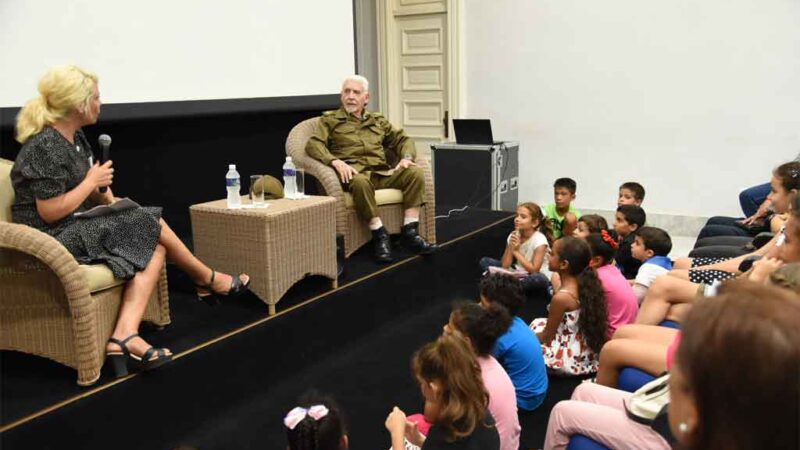 Héroe de Cuba insta a niños seguir legado de Fidel Castro